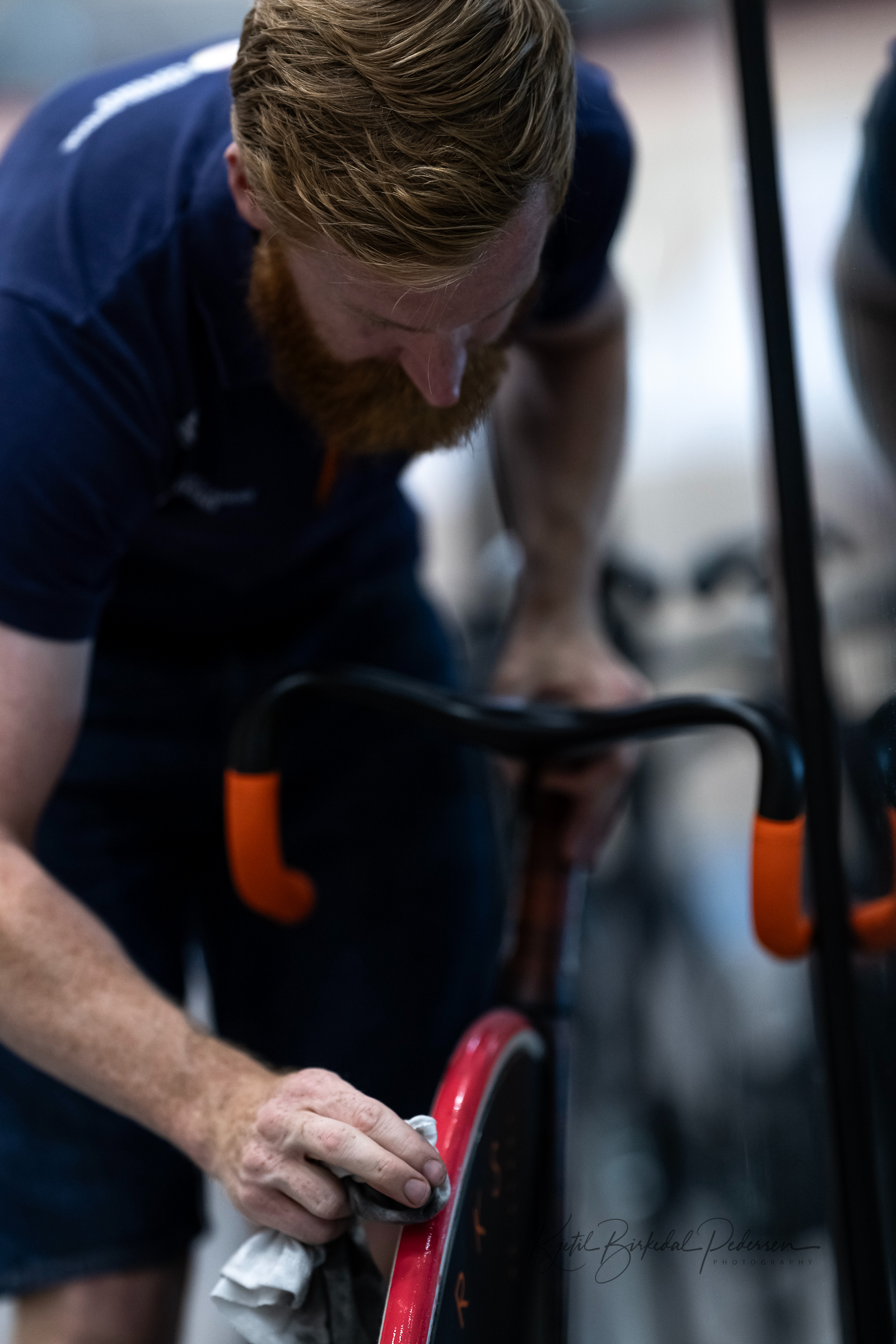 Tim de Boer essuie un pneu rouge de Dugast