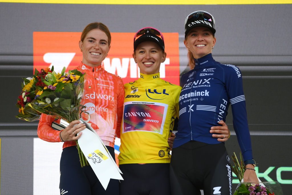 ALPE DHUEZ FRANCE 18 AOÛT LR Demi Vollering des Pays-Bas et Team SD Worx Protime sur la deuxième place au classement général, la gagnante Katarzyna Niewiadoma de Pologne et Team CanyonSRAM Racing Maillot jaune de leader et Pauliena Rooijakkers des Pays-Bas et Team FenixDeceuninck sur la troisième place posent lors de la cérémonie du podium après la 3e étape 8 du Tour de France Femmes 2024, une étape de 1499 km du Grand-Bornand à l'Alpe d'Huez 1828 m UCIWWT le 18 août 2024 à l'Alpe d'Huez France Photo par Alex BroadwayGetty Images