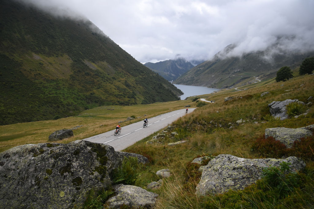 ALPE DHUEZ FRANCE 18 AOÛT LR Marion Bunel de France et Team St Michel Mavic Auber93 et ​​Evita Muzic de France et Team FDJ SUEZ participent à la 3e étape 8 du Tour de France Femmes 2024, une étape de 1499 km du Grand-Bornand à l'Alpe d'Huez 1828 m UCIWWT le 18 août 2024 à l'Alpe d'Huez France Photo par Alex BroadwayGetty Images