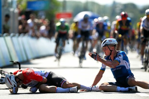 Dylan Groenewegen se casse la clavicule lors d'un crash au sprint du Renewi Tour, Tim Merlier relégué