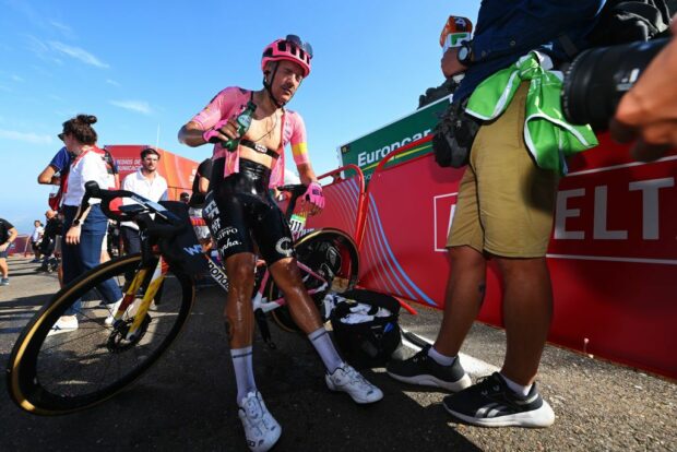 « Il faisait très chaud et je me suis retrouvé dans une zone de désespoir » – Richard Carapaz explique les difficultés rencontrées au sommet de la Vuelta