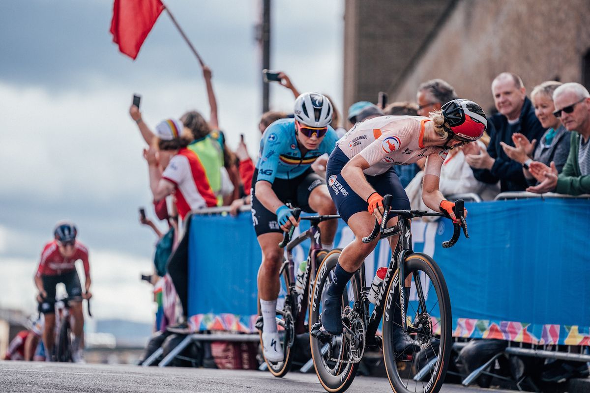 Picture by Zac Williams/SWpix.com - 13/08/2023 - Road Cycling - 2023 UCI Cycling World Championships - Loch Lomond to Glasgow, Scotland - Womenâs Elite Road Race - Demi Vollering, Netherlands, Lotte Kopecky, Belgium.