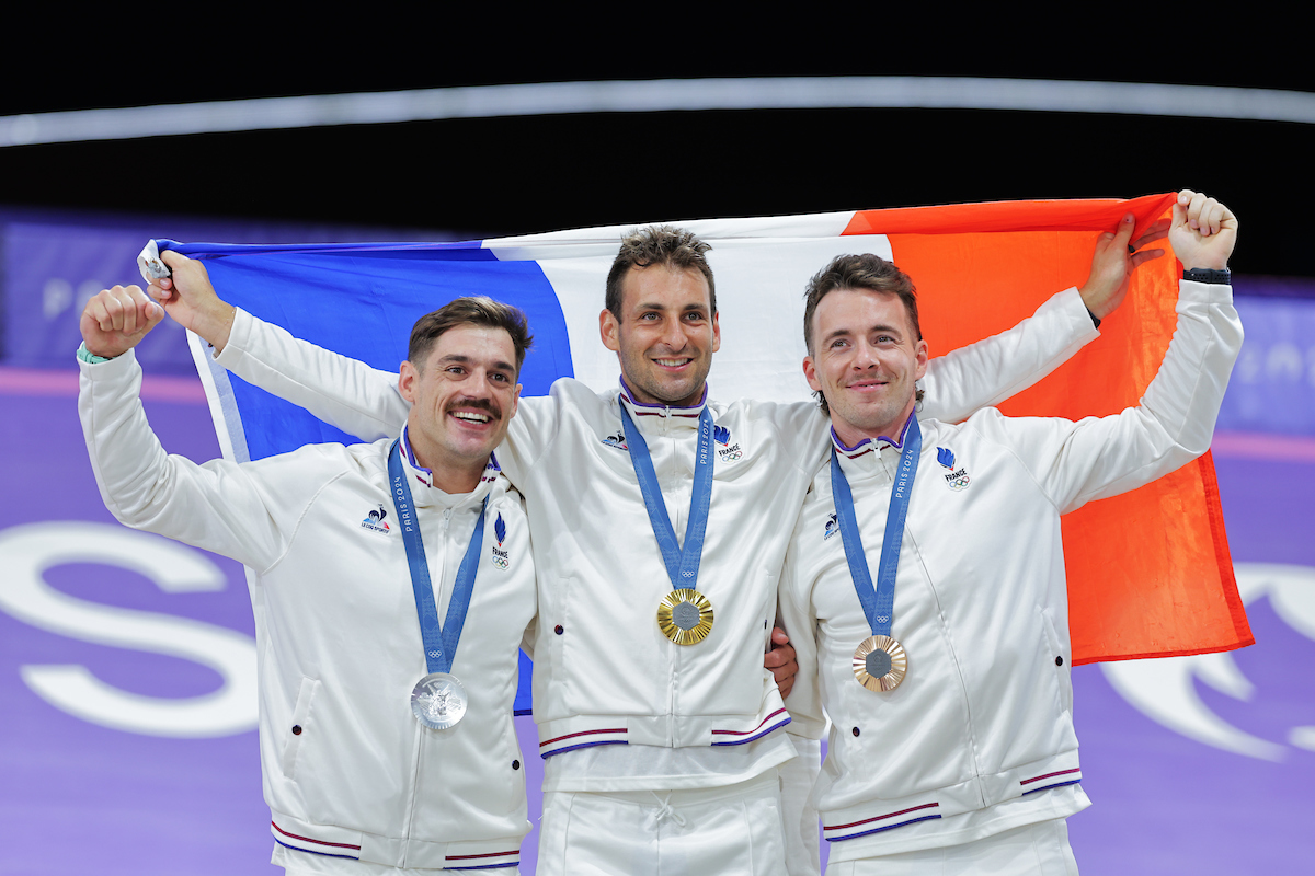 Finale BMX Racing - Joris Daudet (France) sur le podium recevant la médaille d'or après avoir remporté la finale masculine de BMX Racing pour devenir champion olympique avec Sylvain André (France) recevant la médaille d'argent olympique et Romain Mahieu (France) recevant la médaille de bronze olympique, ce qui en fait un podium entièrement français