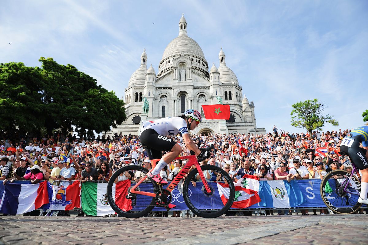 Picture by Ed Sykes/SWpix.com - 04/08/2024 - Paris 2024 Olympic Games - Cycling Road - Trocadero-Trocadero (158.0km) - Paris, France - Womenâs Road Race - Chloe Dygert (USA) climbs the CÃ´te De La Butte Montmartre passing crowds outside Basilique du SacrÃ©-CÅur de Montmartre.