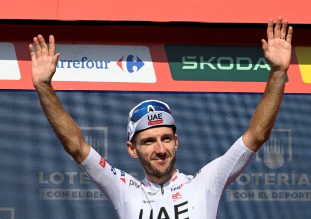 L'équipe Emirates des Émirats arabes unis se montre prudente quant aux perspectives d'Adam Yates au classement général de la Vuelta a España