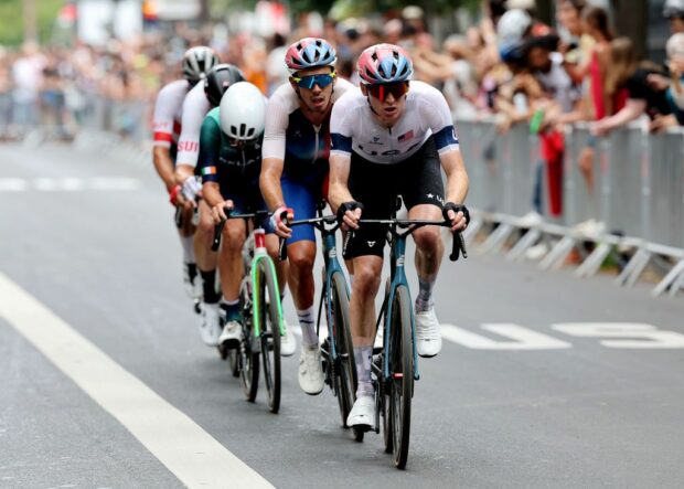 Matteo Jorgenson (United States of America) leads the chase group on the final lap in Paris