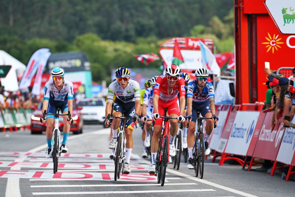 Le leader de la Vuelta a España, Ben O'Connor, regrette la perte de temps alors que Roglič continue sa course en force