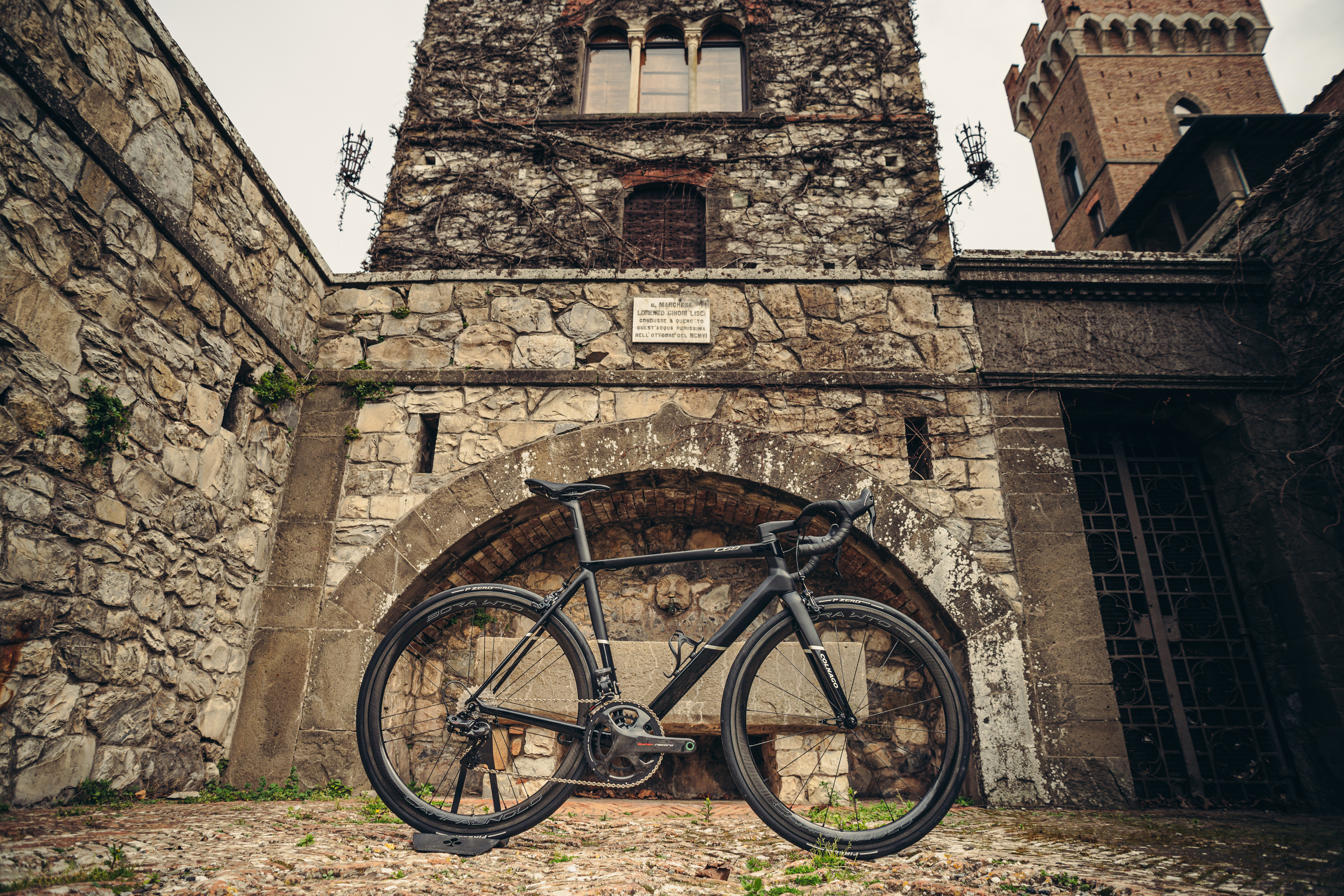 La jante Colnago C68 se dresse devant une église