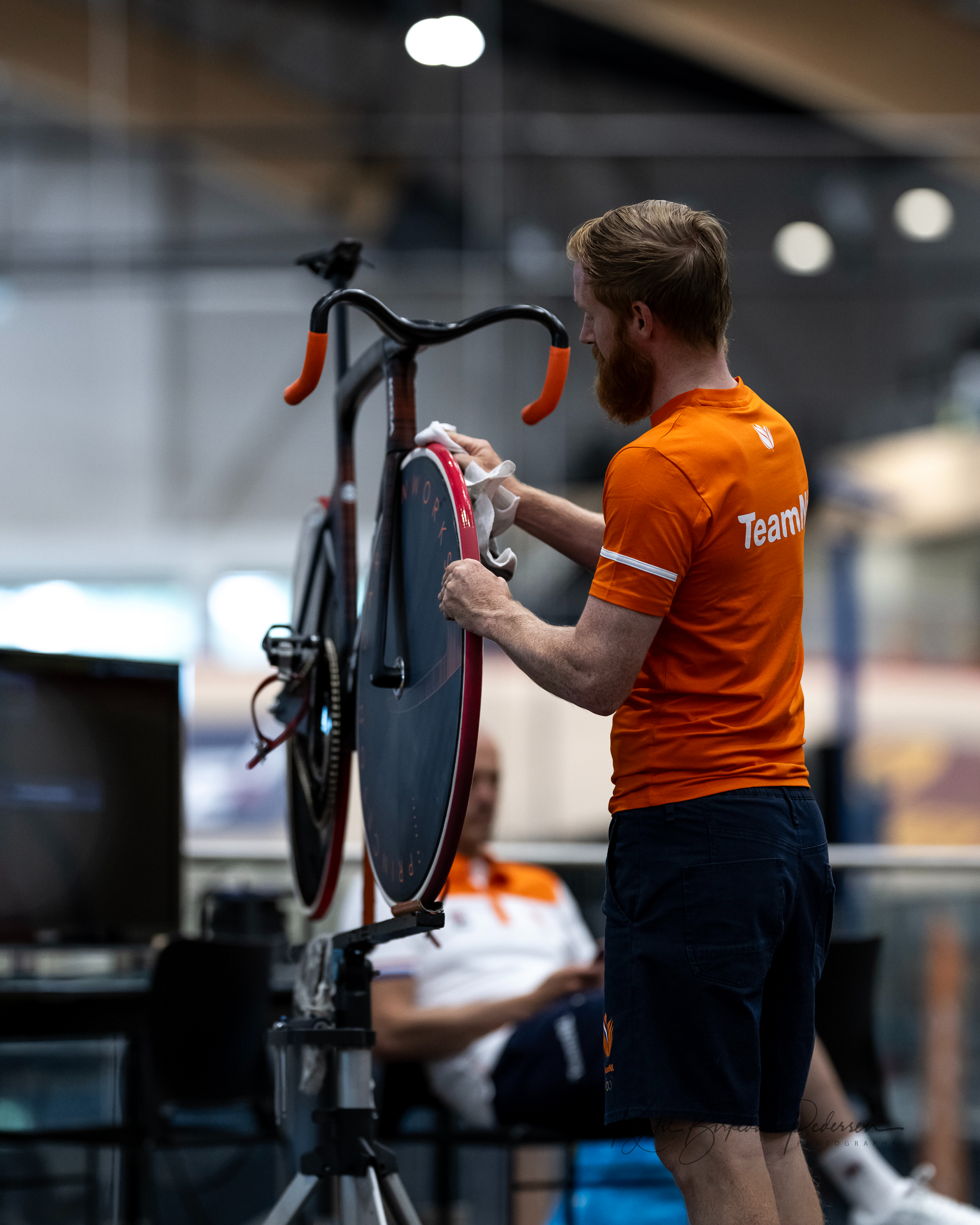 Tim de Boer essuie un pneu rouge de Dugast