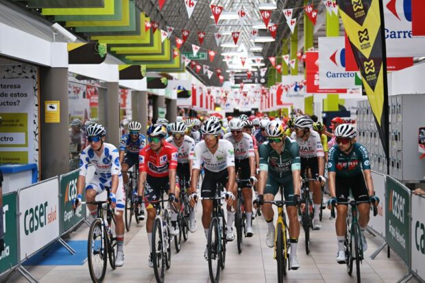 « Pas d'œufs, pas de pain, juste beaucoup de victoires » - Le peloton de la Vuelta a España pédale dans un hypermarché pour le dernier départ fou de la course