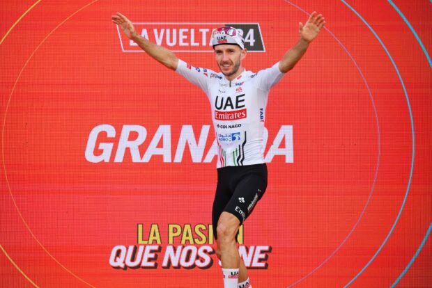 « Rien à perdre » – Adam Yates suit les traces de son frère Simon à Grenade pour triompher à la Vuelta