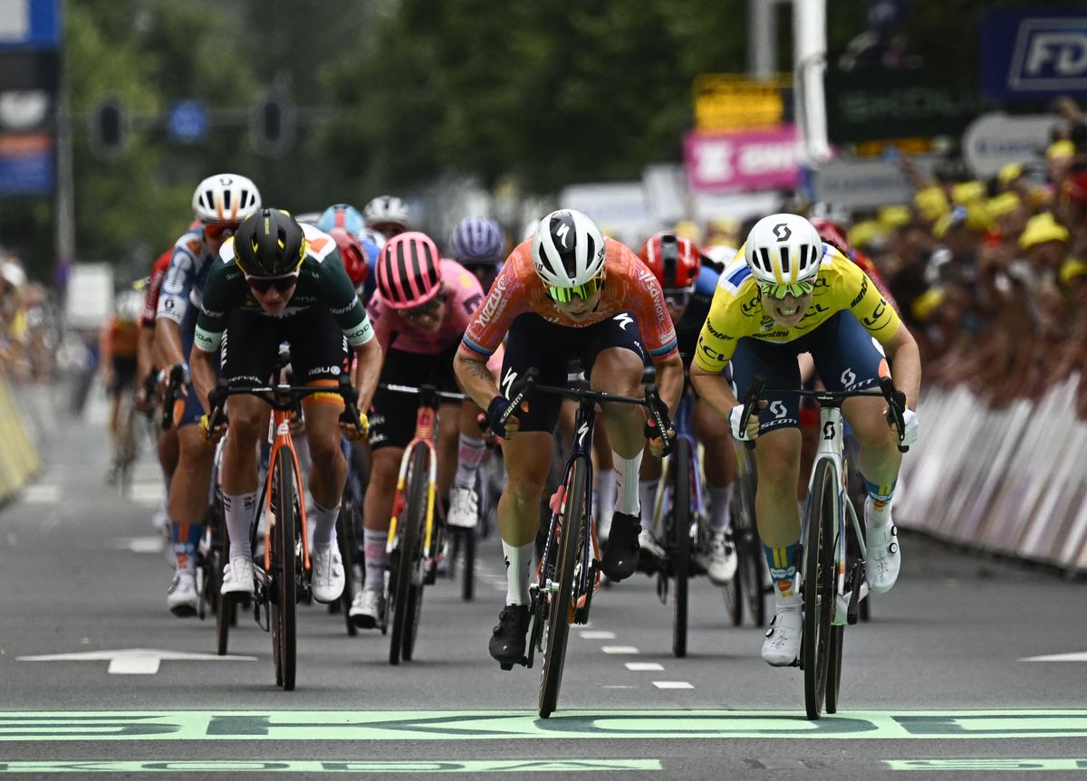 Charlotte Kool beats Lorena Wiebes in the sprint after Barbara Guarischi