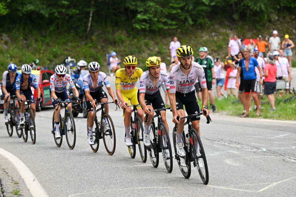 ISOLA 2000 FRANCE 19 JUILLET LR Tadej Pogacar de Slovénie Maillot jaune de leader Joao Almeida du Portugal et Adam Yates du Royaume-Uni et de l'équipe des Émirats arabes unis participent à la 111e étape du Tour de France 2024, une étape de 1446 km d'Embrun à Isola 2000 2022 m UCIWT le 19 juillet 2024 à Isola 2000 France Photo de Tim de WaeleGetty Images