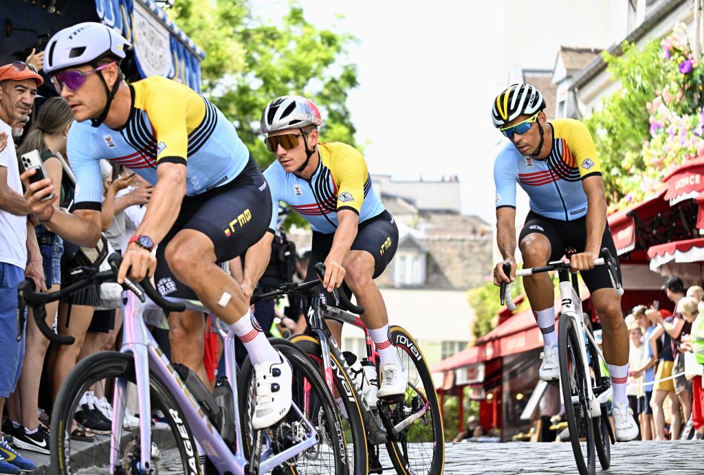 Jasper Stuyven, Remco Evenepoel et l'entraîneur national belge Sven Vanthourenhout roulent sur le circuit de Montmartre