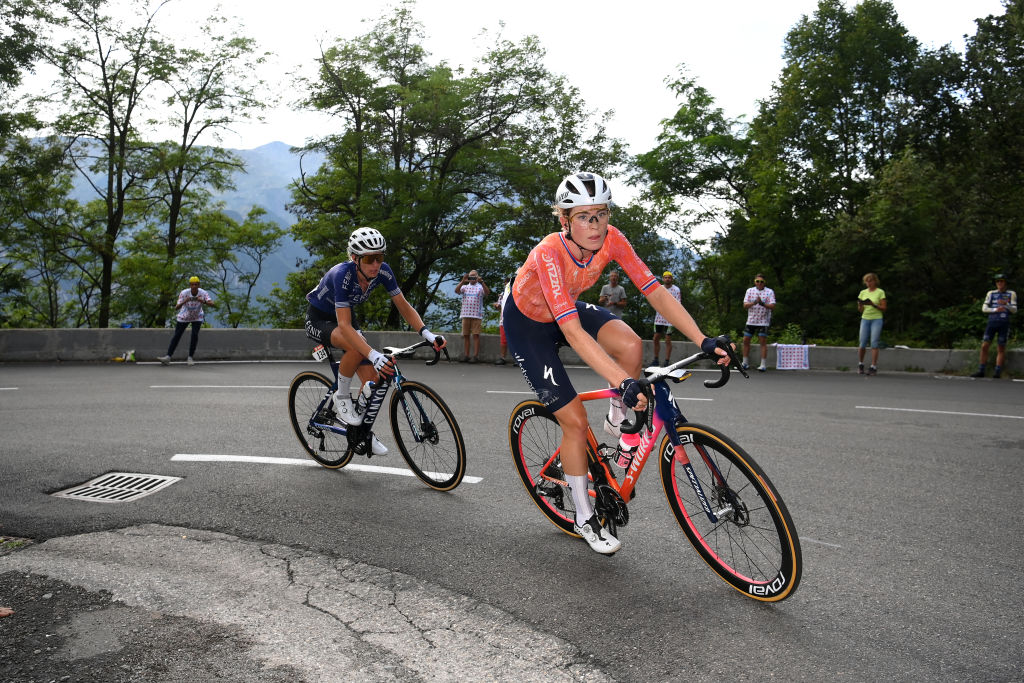 ALPE DHUEZ FRANCE 18 AOÛT LR Pauliena Rooijakkers des Pays-Bas et Team FenixDeceuninck et Demi Vollering des Pays-Bas et Team SD Worx Protime participent à l'échappée lors de la 3e étape 8 du Tour de France Femmes 2024, une étape de 1499 km du Grand-Bornand à l'Alpe d'Huez 1828 m UCIWWT le 18 août 2024 à l'Alpe d'Huez France Photo par Alex BroadwayGetty Images