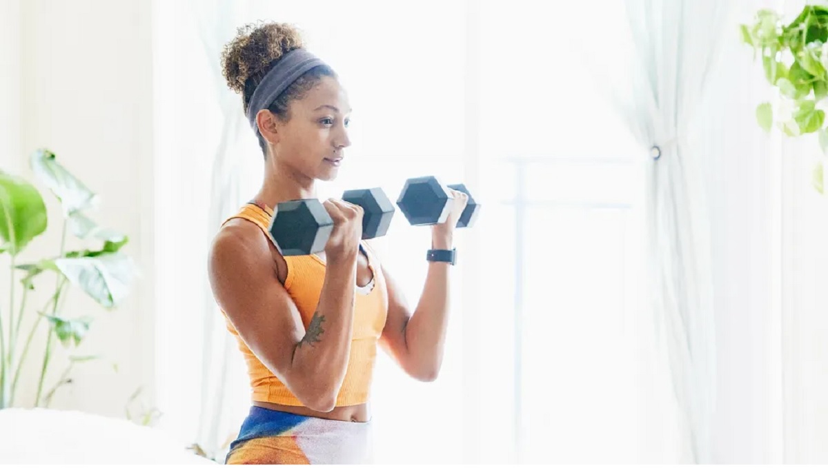 Quatre exercices et deux haltères pour muscler tout le corps