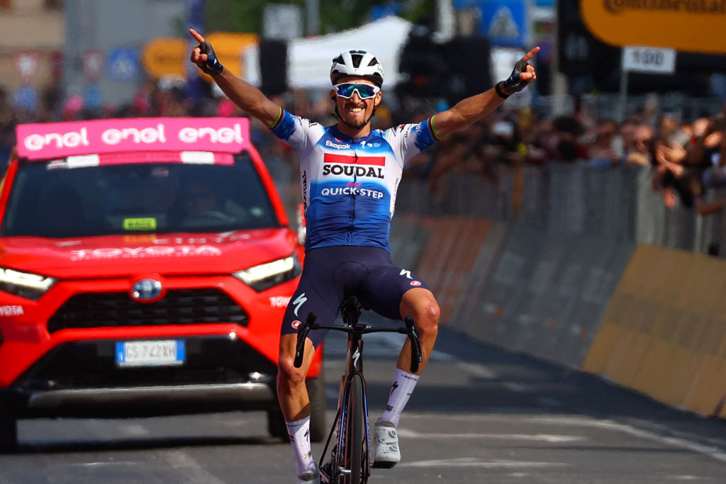 Le coureur français de l'équipe Soudal-Quick Step, Julian Alaphilippe, célèbre sa victoire lors de la 12e étape du 107e Giro d'Italia, 193 km entre Martinsicuro et Fano, le 16 mai 2024. (Photo de Luca Bettini / AFP)