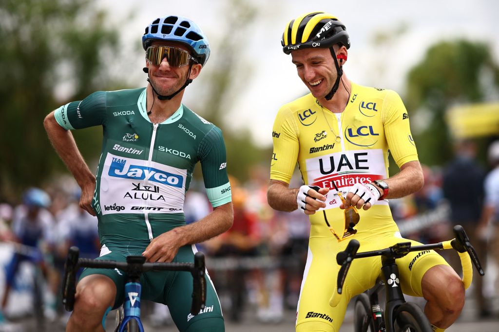 Le coureur britannique Adam Yates de l'équipe Emirates des Émirats arabes unis portant le maillot jaune de leader du classement général à droite et son frère Jayco Alulas, le coureur britannique Simon Yates portant le maillot vert des meilleurs sprinteurs à gauche, attendent le départ de la 2e étape de la 110e édition du Tour de France cycliste de 2089 km entre Vitoria-Gasteiz et Saint-Sébastien dans le nord de l'Espagne le 2 juillet 2023 Photo d'AnneChristine POUJOULAT AFP Photo d'ANNECHRISTINE POUJOULATAFP via Getty Images