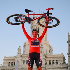 "Je n'exclus pas que Primoz Roglič remporte une cinquième Vuelta d'Espagne" - Roberto Heras