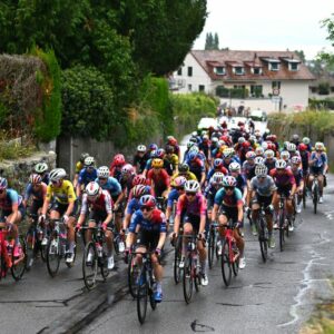 La chute de l'étape 3 du Tour de Romandie Féminin brise le peloton dans les 400 derniers mètres