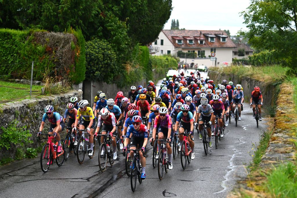 La chute de l'étape 3 du Tour de Romandie Féminin brise le peloton dans les 400 derniers mètres