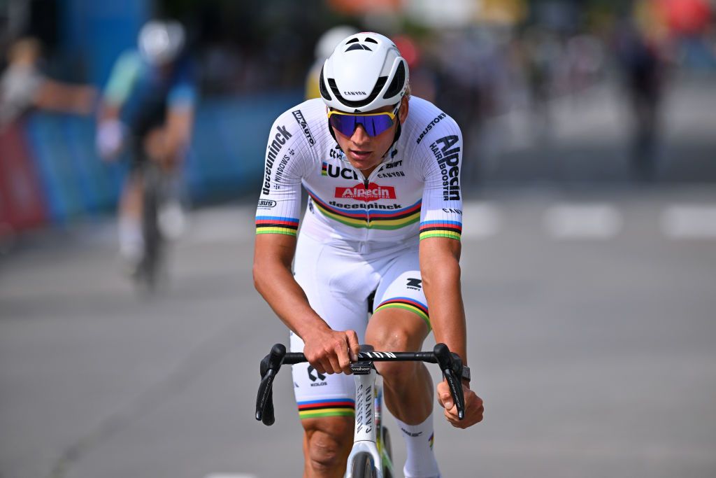 Mathieu van der Poel écourte le Renewi Tour en raison d'une douleur inquiétante au genou