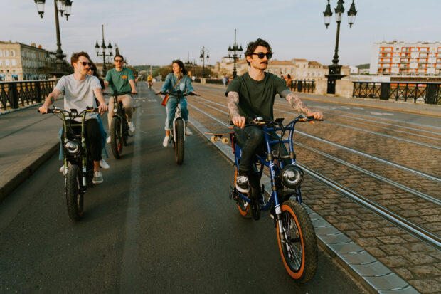 Pourquoi choisir un fatbike électrique pour vos aventures tout-terrain : confort, puissance et polyvalence