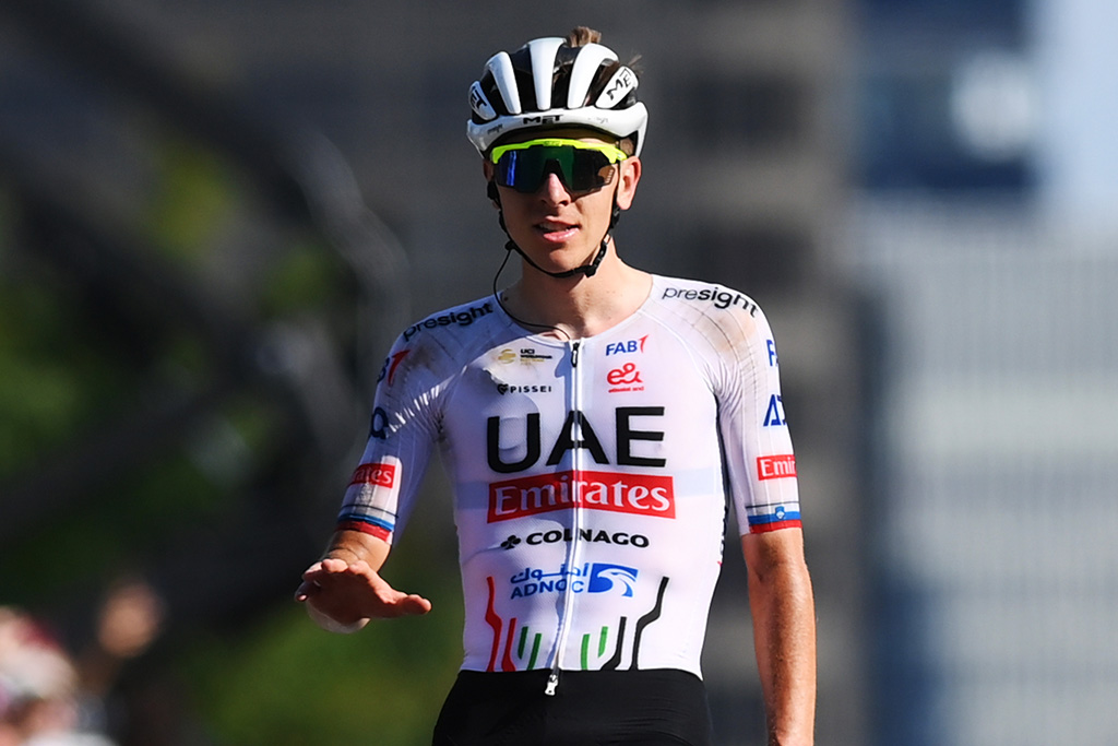 MONTRÉAL, QUÉBEC - 15 SEPTEMBRE : Le Slovène Tadej Pogacar et l'équipe UAE Team Emirates célèbrent à la ligne d'arrivée leur victoire lors du 13e Grand Prix Cycliste de Montréal 2024, une course d'un jour de 209,1 km de Montréal à Montréal / #UCIWT / le 15 septembre 2024 à Montréal, Québec. (Photo par Alex Broadway/Getty Images)