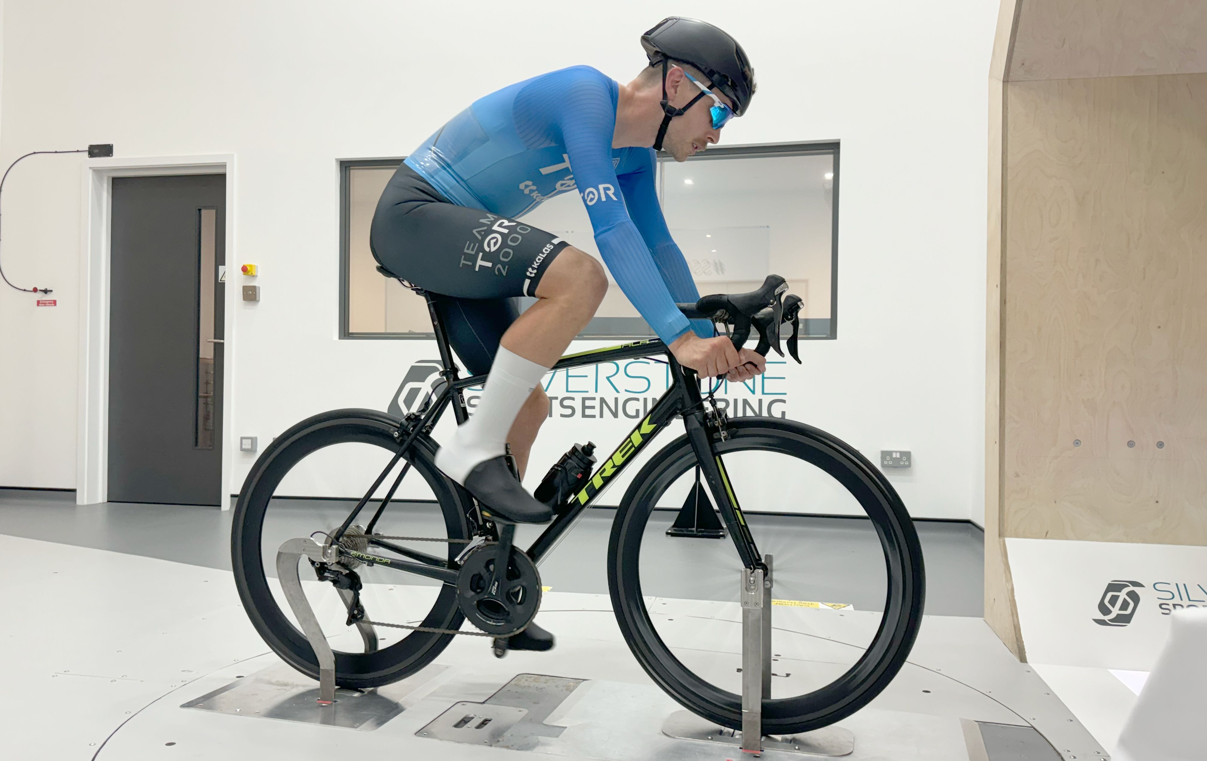 Josh roule dans la soufflerie à bord du vélo de base Trek Emonda, équipé de roues aérodynamiques à section profonde