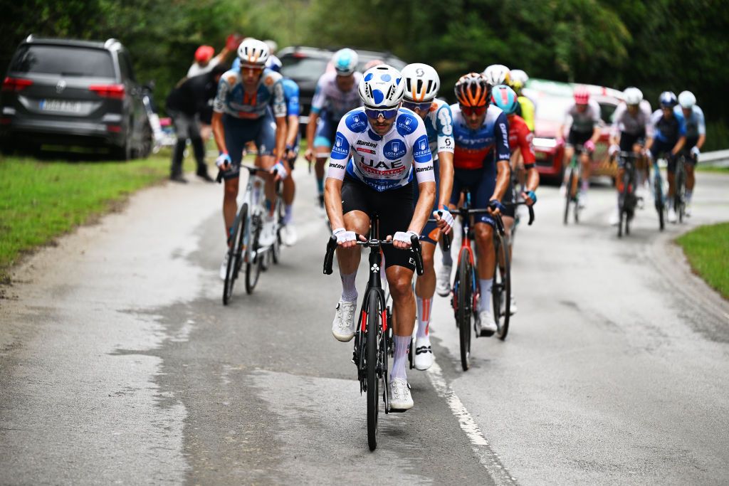 "Un accident bizarre" - Jay Vine hérite de la tête des montagnes de la Vuelta et d'Espagne alors que Wout van Aert abandonne