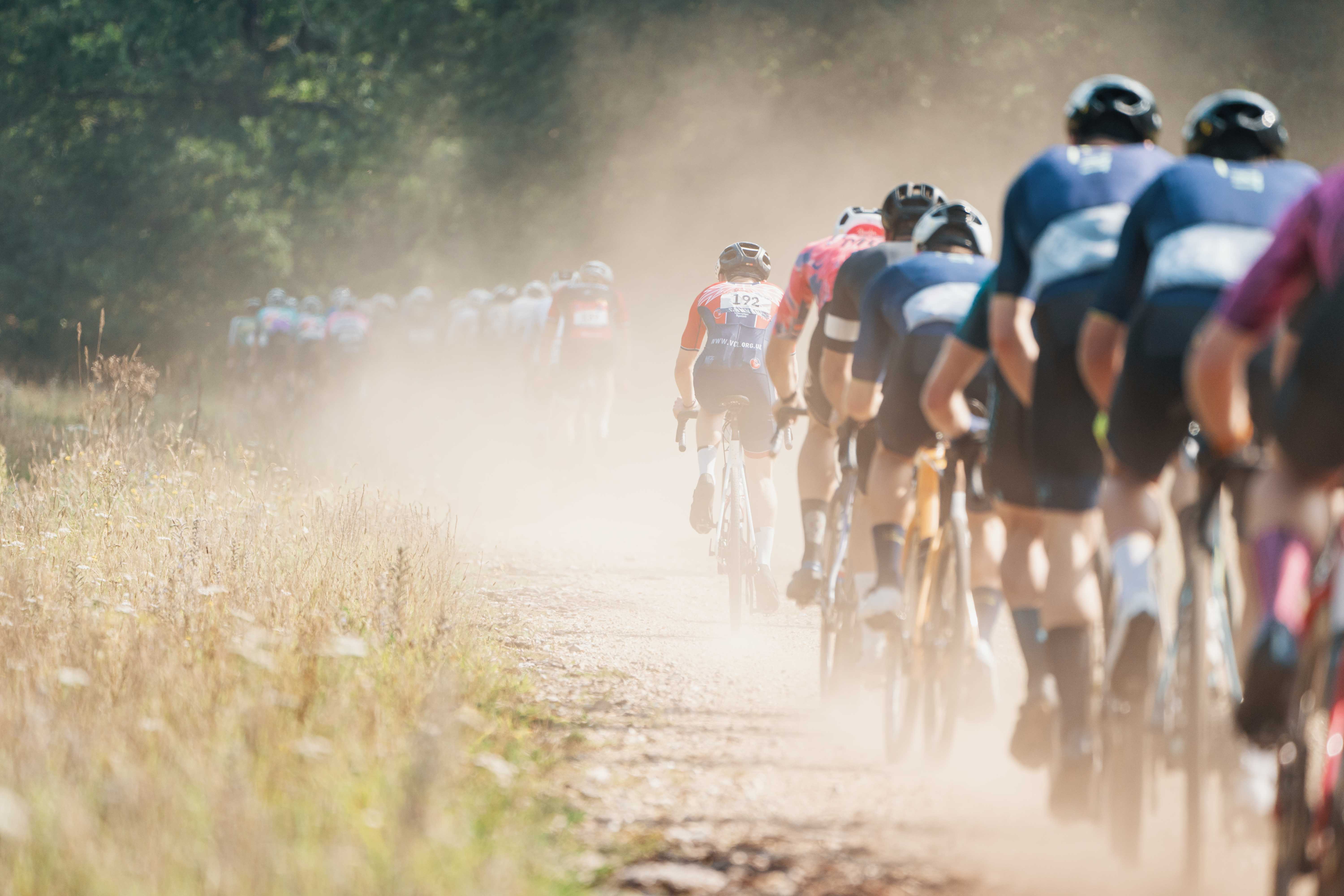 Les coureurs s'affrontent sur un parcours sec et poussiéreux lors du King's Cup Gravel Festival 2023, qui a accueilli les championnats britanniques de gravel.