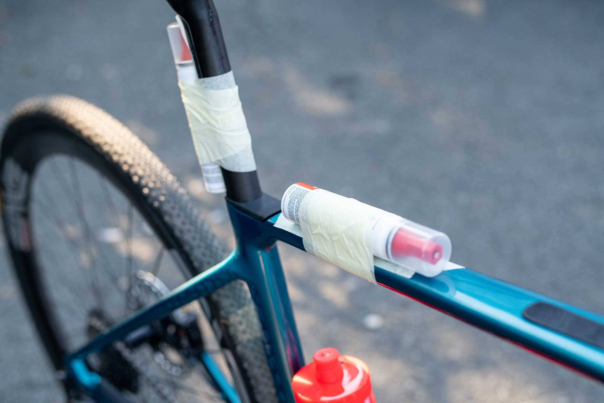 Cadre en gravier Colnago avec mastic fixé au tube de selle.