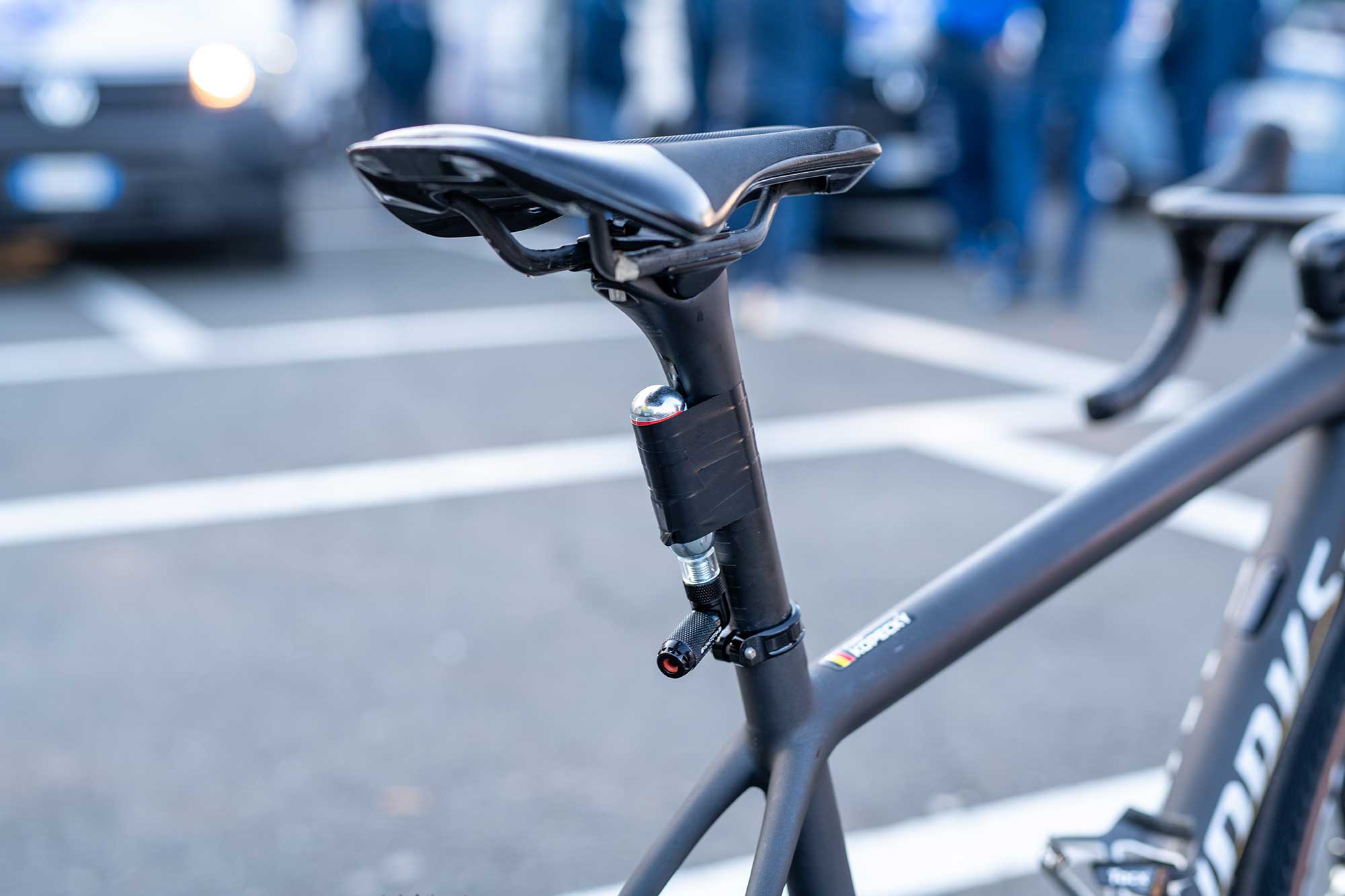 Lotte Kopecky a attaché un gonfleur de CO2 à son vélo lors des Championnats du monde Gravel.