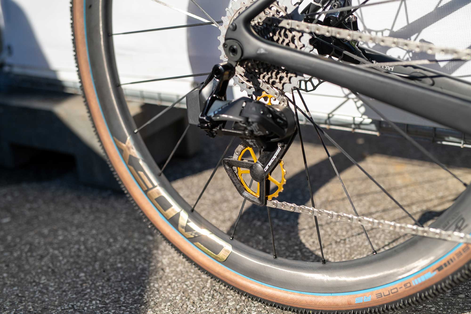 Une roue jockey en or sur le vélo des Championnats du monde de gravier Tassa Neefjes.