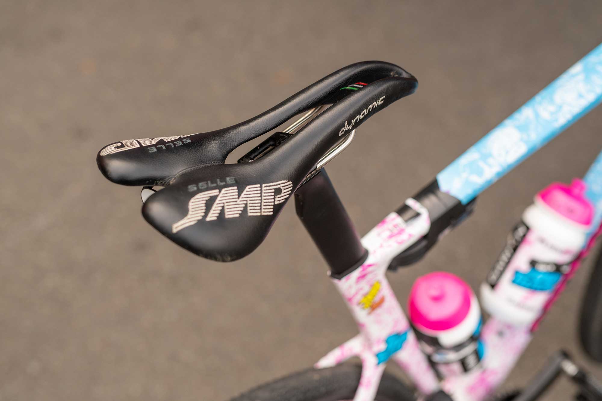 La selle Selle SMP Dynamic sur le vélo Cannondale d'un coureur du Tour de Tietema.