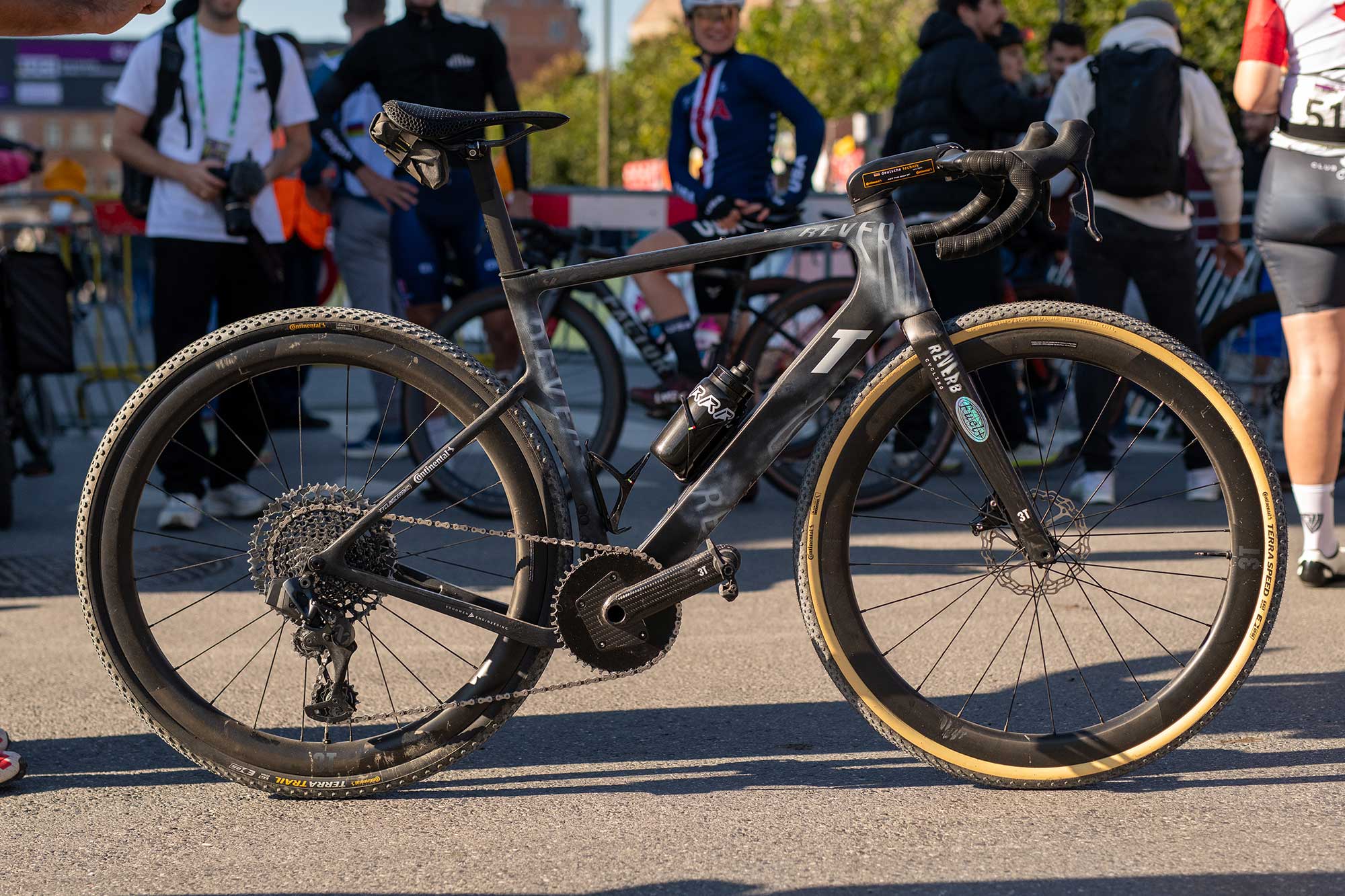 L'équipe Reverb Riders fait du vélo aux Championnats du monde Gravel.