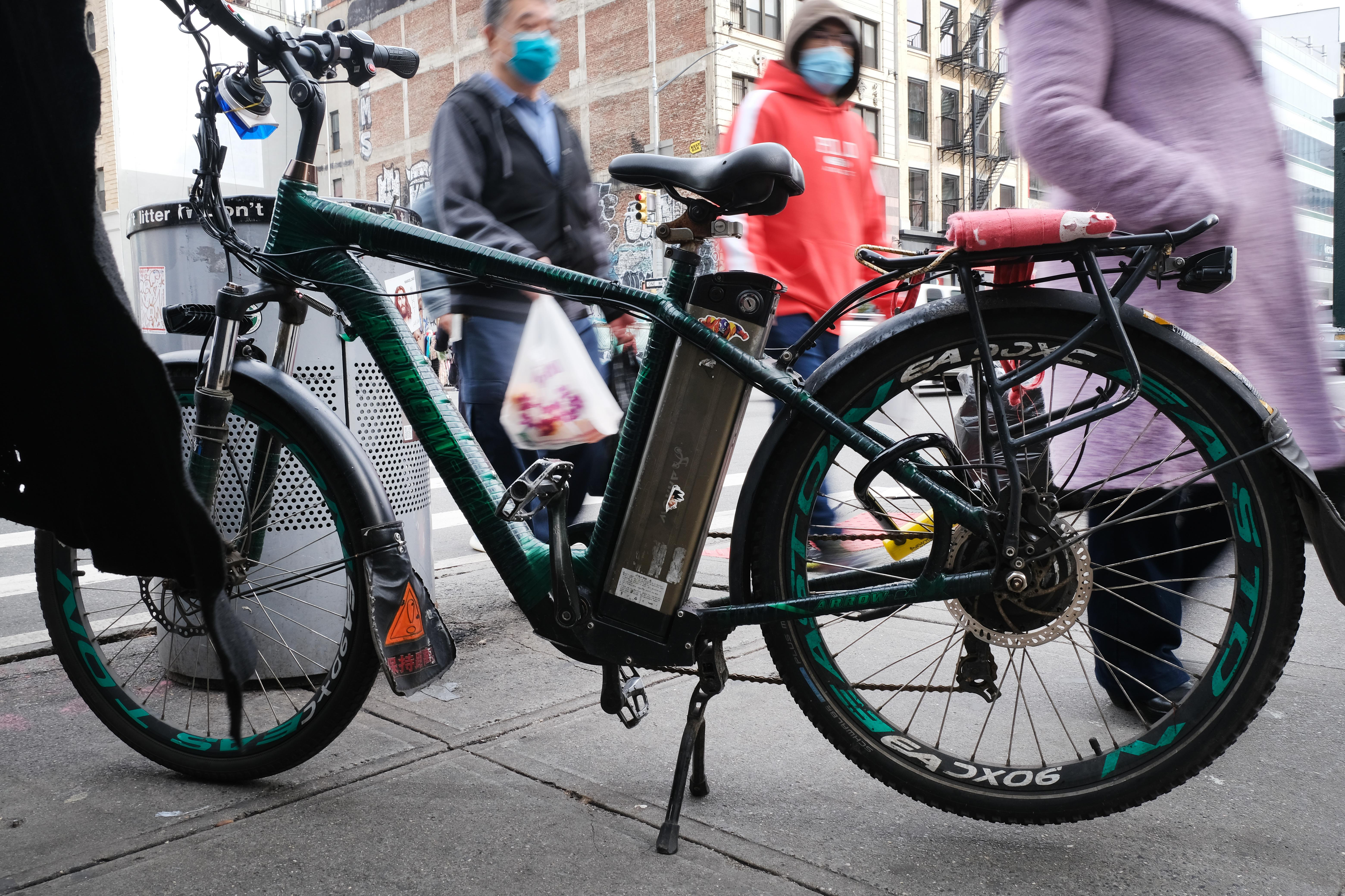 un gros plan d'un vélo électrique converti