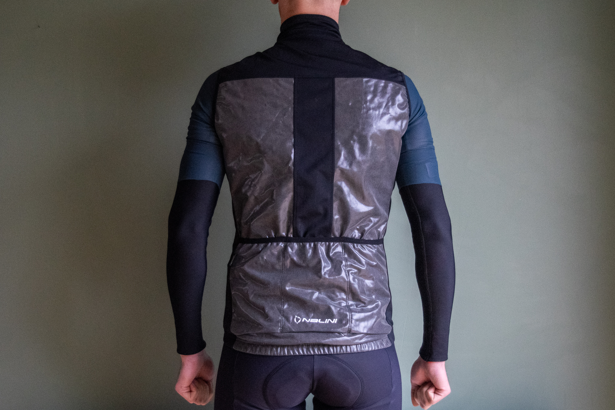 Un homme portant le gilet Nalini Reflex 3L