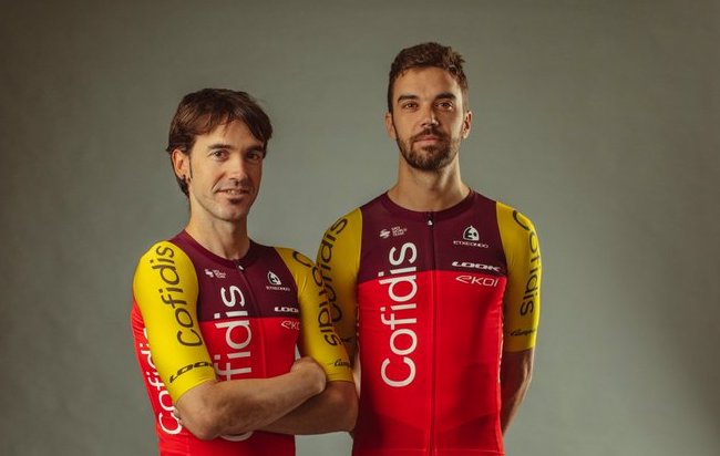 Ion Izagirre et Jesús Herrada présentent la tenue de course Cofidis 2025 avec des manches jaunes, des panneaux rouges et marron sur la poitrine et des logos Cofidis verticaux