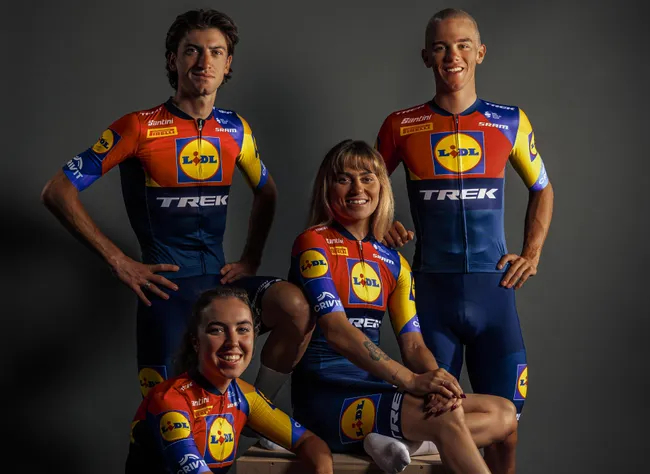 Cinq coureurs Lidl-Trek portant le maillot géométrique rouge, bleu et jaune