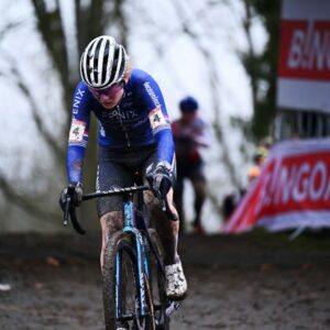 "Je suis content de ma troisième place" - Puck Pieterse fait des débuts positifs dans la saison de cyclocross à Namur