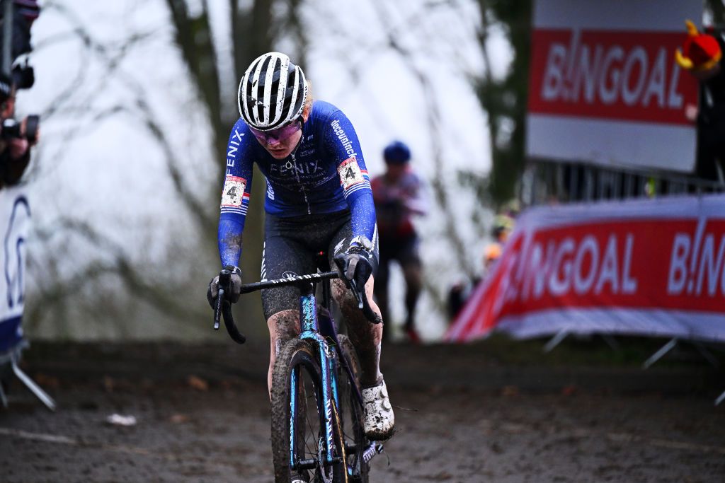 "Je suis content de ma troisième place" - Puck Pieterse fait des débuts positifs dans la saison de cyclocross à Namur