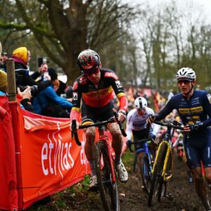 "C'est une vilaine blessure" - Eli Iserbyt se retire de la Coupe du monde de Namur en raison de douleurs nerveuses