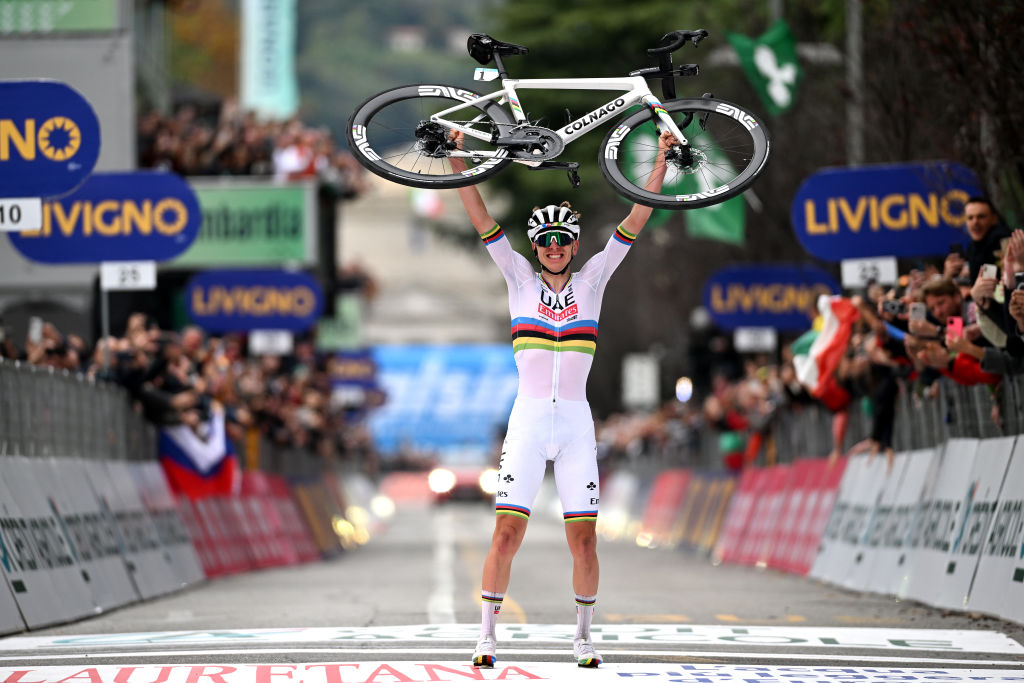 2024 Il Lombardia : Tadej Pogacar célèbre la victoire finale de sa meilleure saison à ce jour