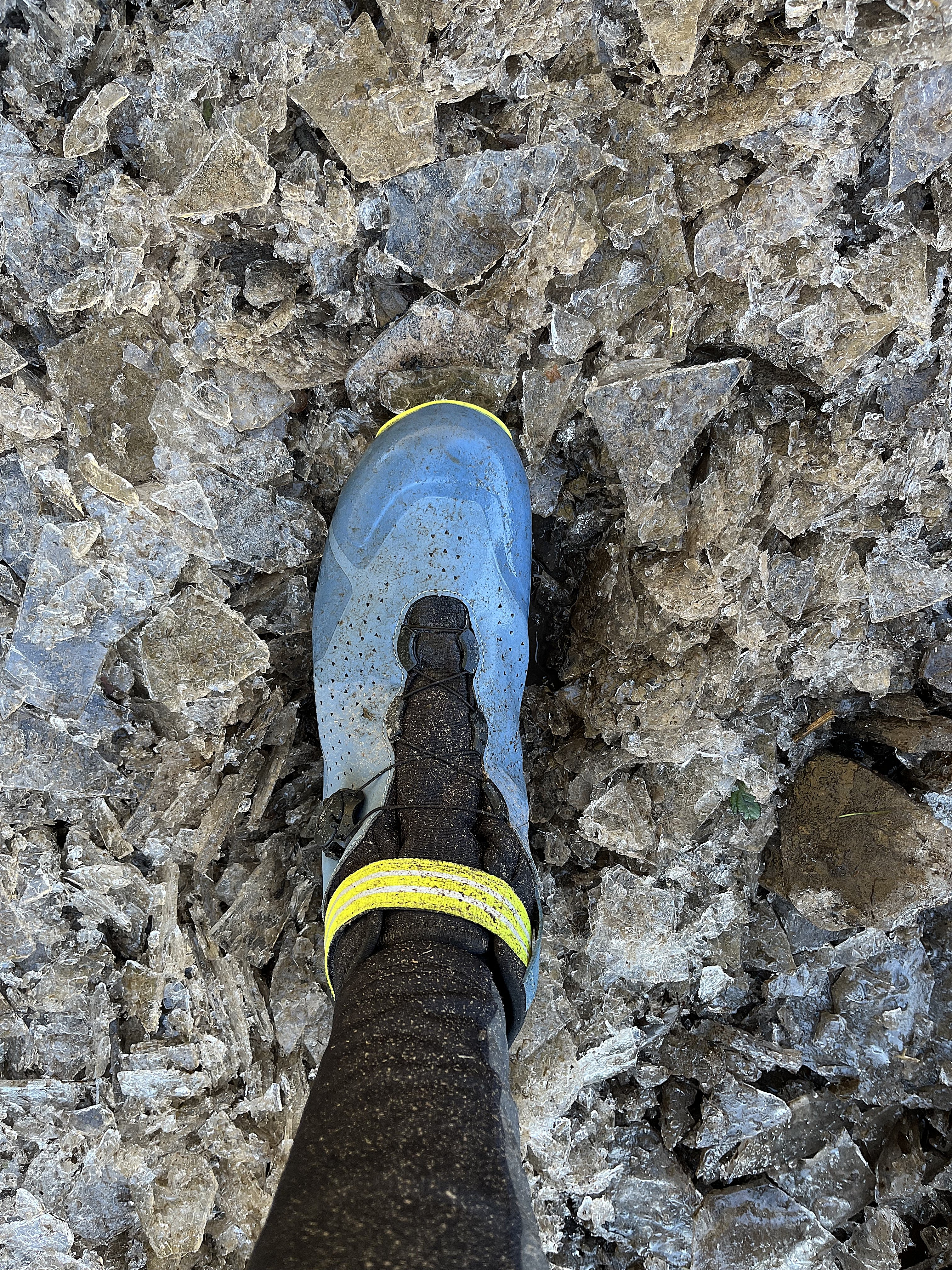 Une botte d'hiver bleue Sidi Nix sur de la glace brisée