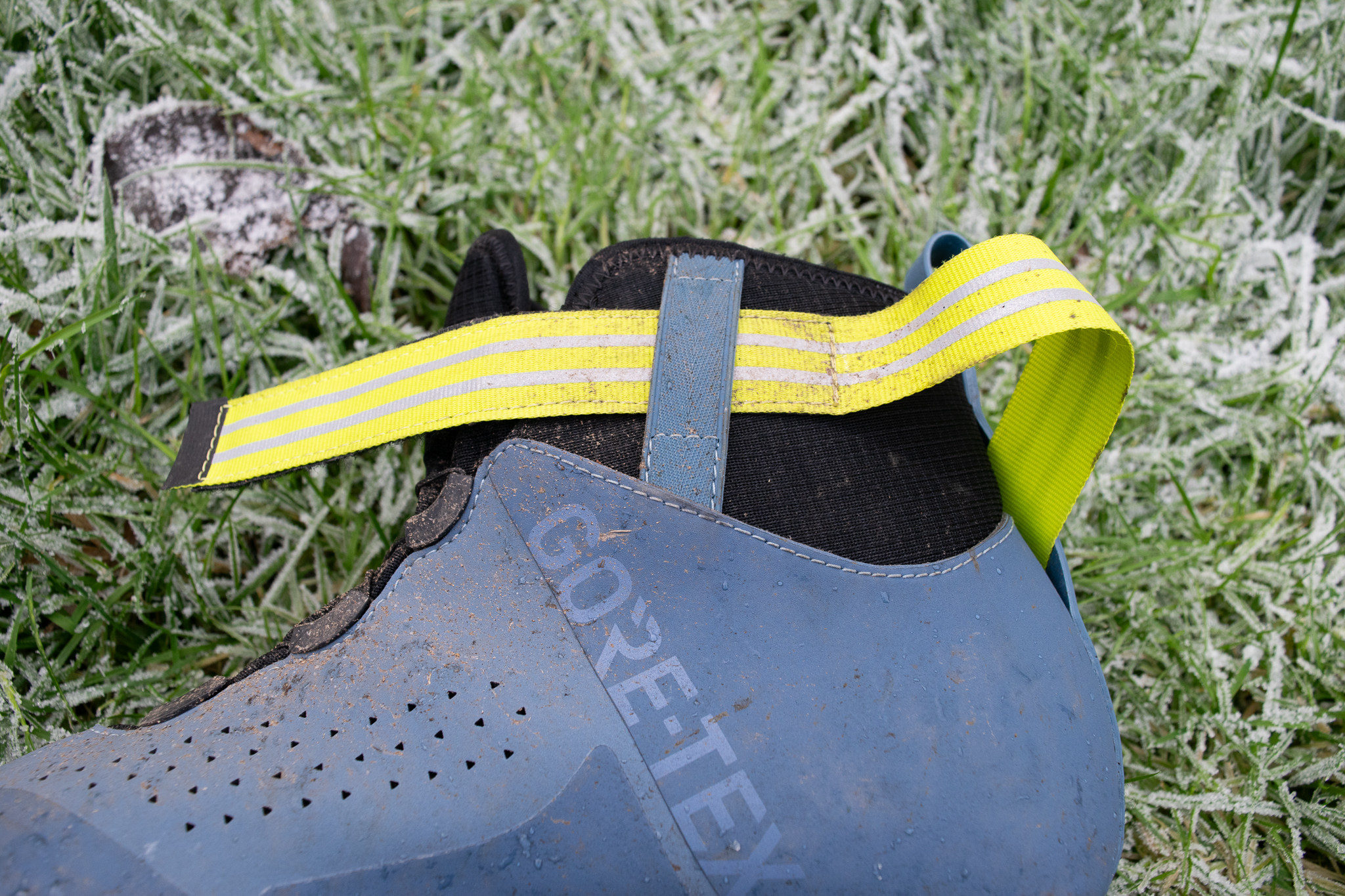 Une chaussure Sidi Nix sur de l'herbe glaciale