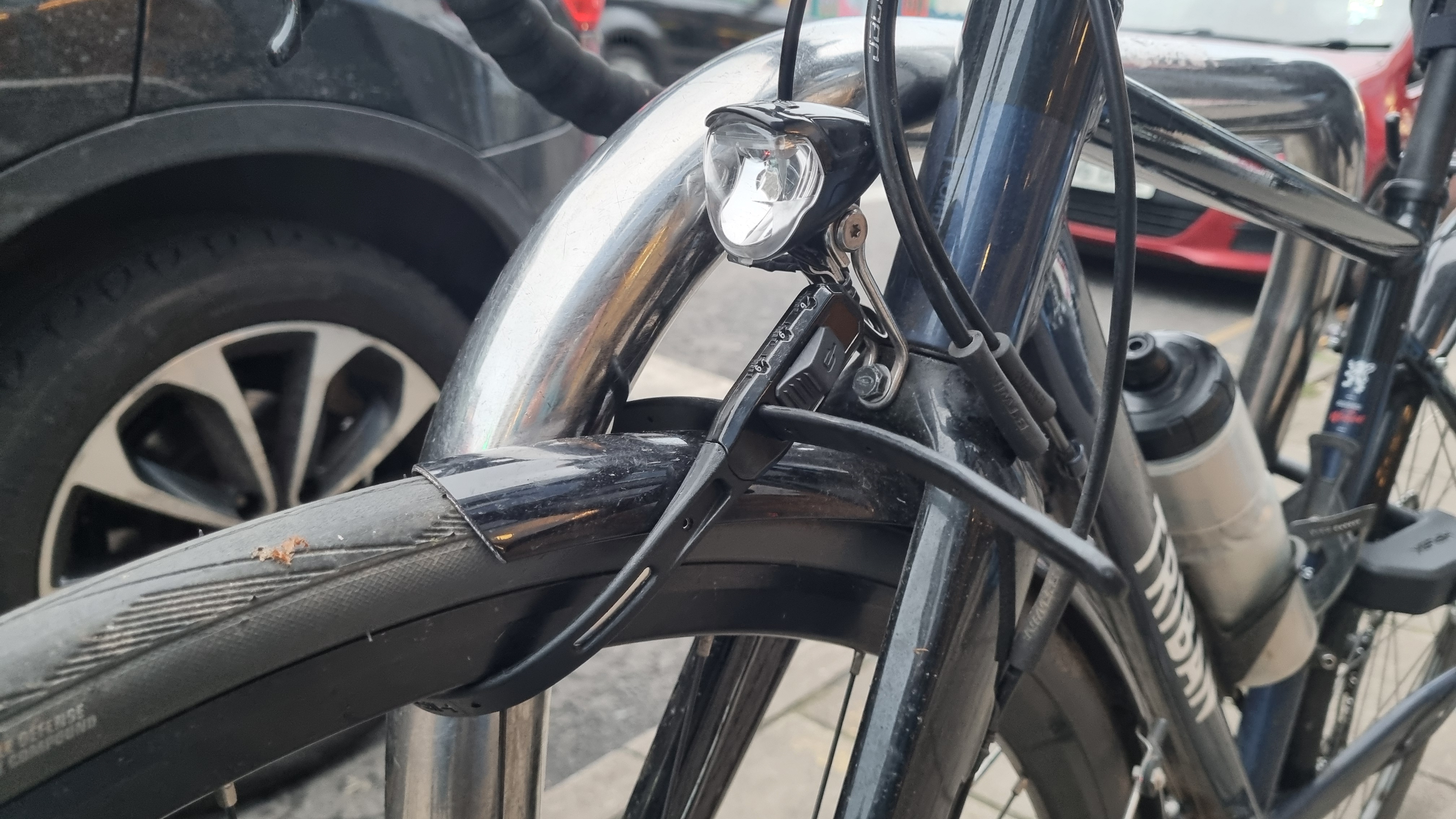 Un Hiplok Z Lok Combo fixant la roue avant d'un vélo de route à un stand Sheffield