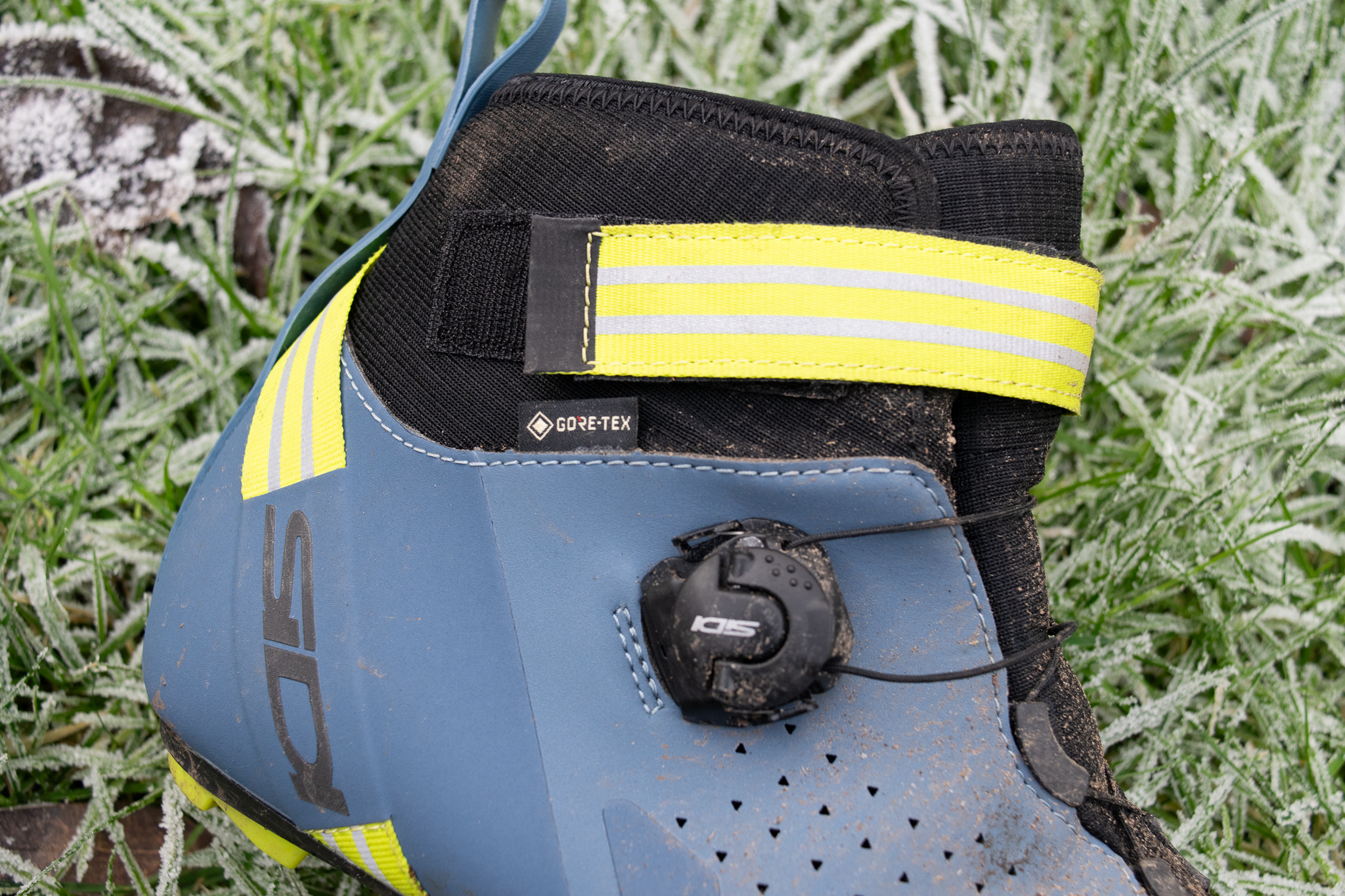 Une botte d'hiver bleue Sidi Nix sur de l'herbe givrée