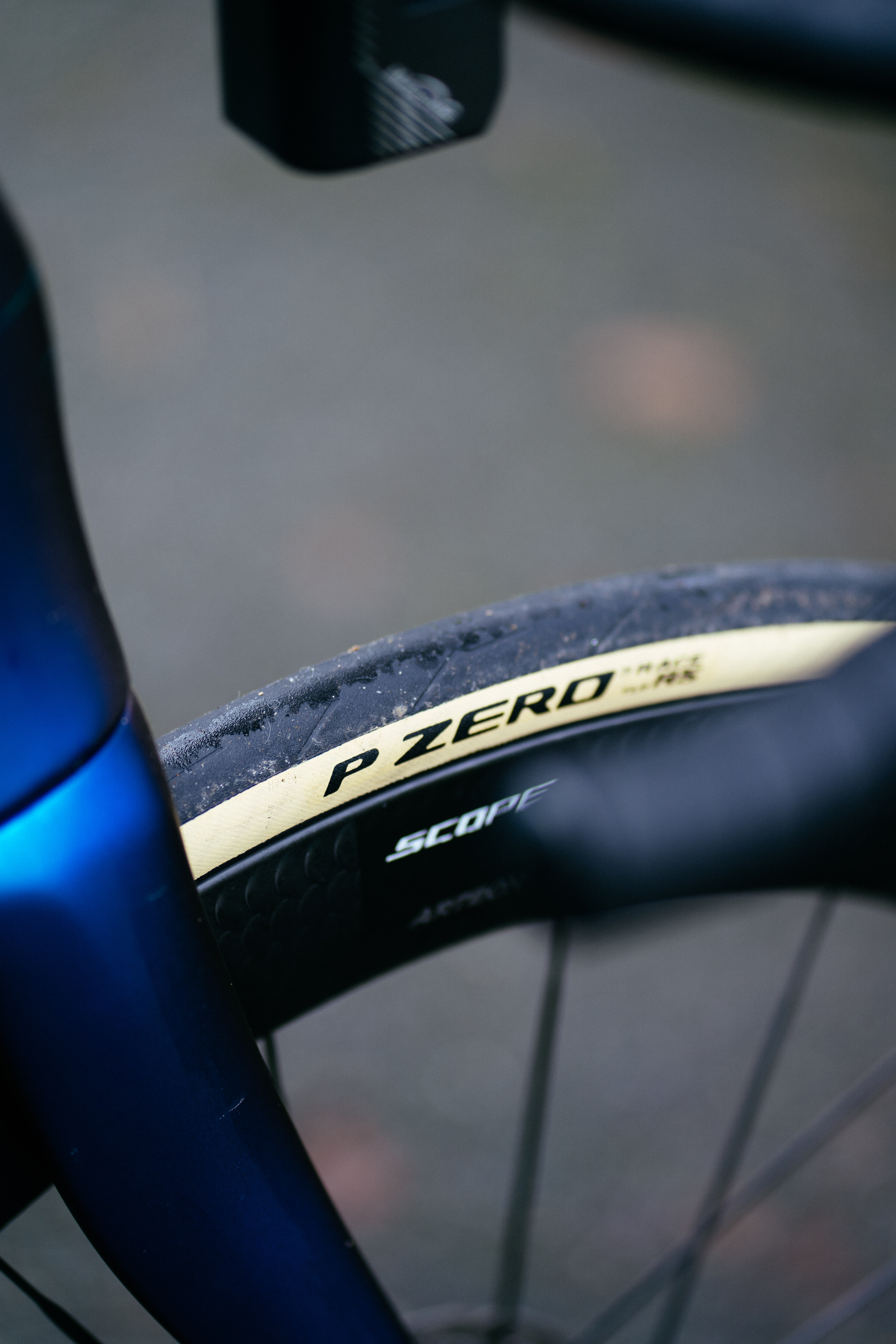 Gros plan d'un pneu Pirelli P Zero Race TLR RS à paroi beige, vu depuis le guidon