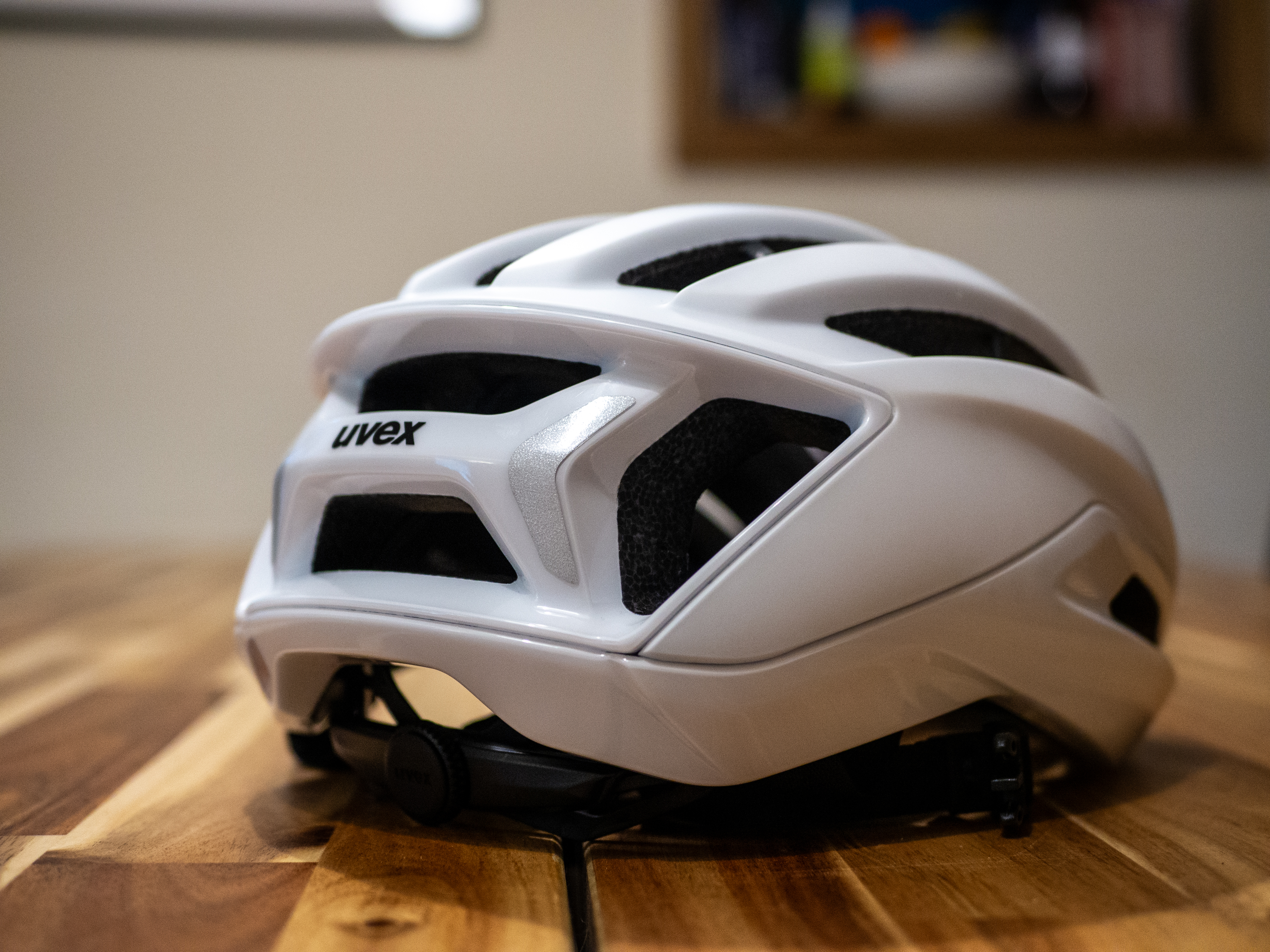 Un casque de surtension Uvex blanc se dresse sur une table en bois